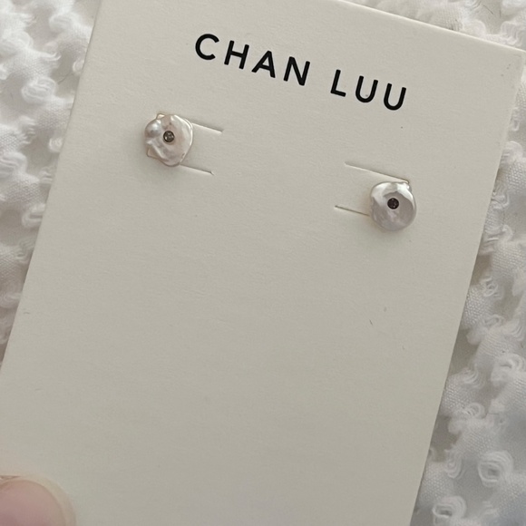 NWT Chan Luu Pearl Stud Earrings - Picture 4 of 13